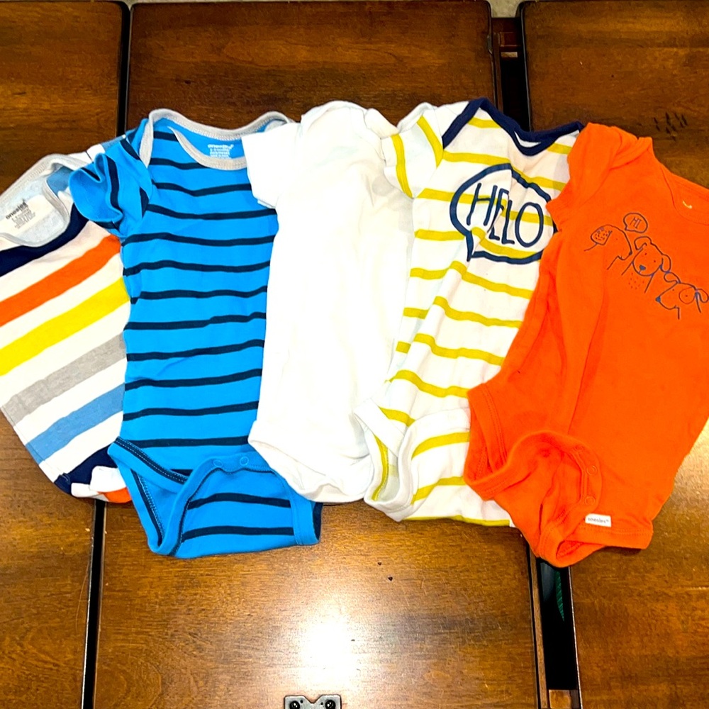 6-9 months baby onesies in excellent condition